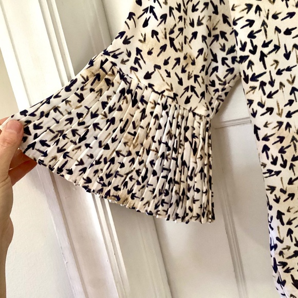 Sioni Von Maur Women’s Arrow Print 3/4 Pleated Bell Sleeve Blouse size S career - Picture 6 of 12